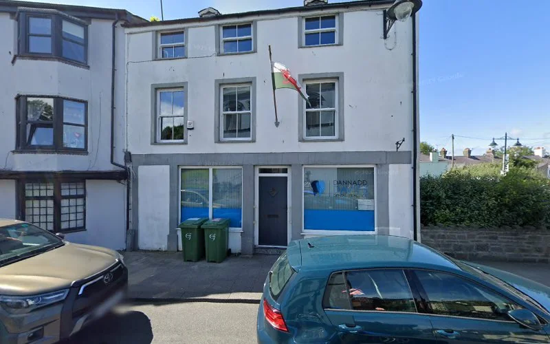 Lowe J M - Dental clinic in Caernarfon