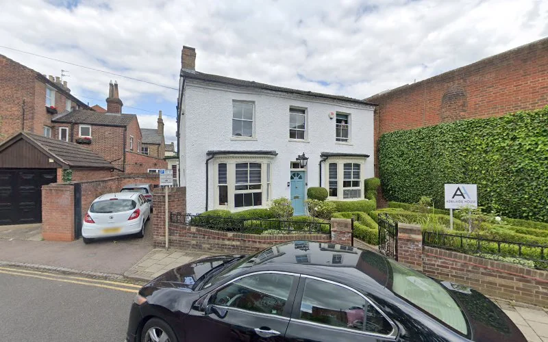 Dr Uzman Haq - Dental clinic in Bedford