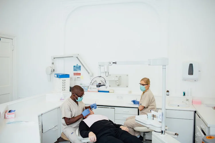 London Dental Specialists - Dental implants periodontist in London