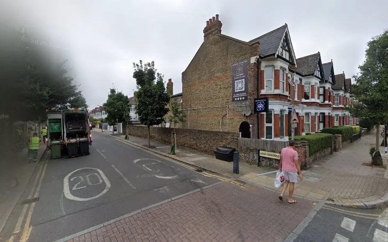 Dr Sulaman Anwar - Periodontist in London