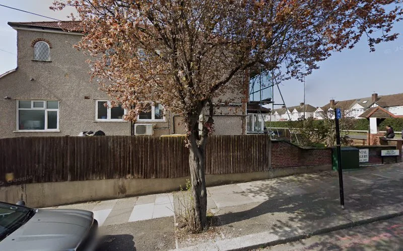 Simyab Mani - Dental clinic in Ilford