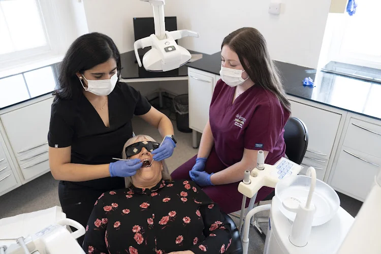 De-ientes Dental: Golders Green Dental Practice - Dentist in London