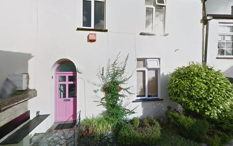 Hall Dr Kerry - Dental clinic in Ivybridge