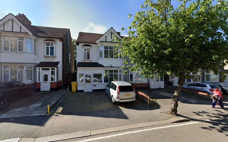 Dr F Basseghi - Dentist in Ilford