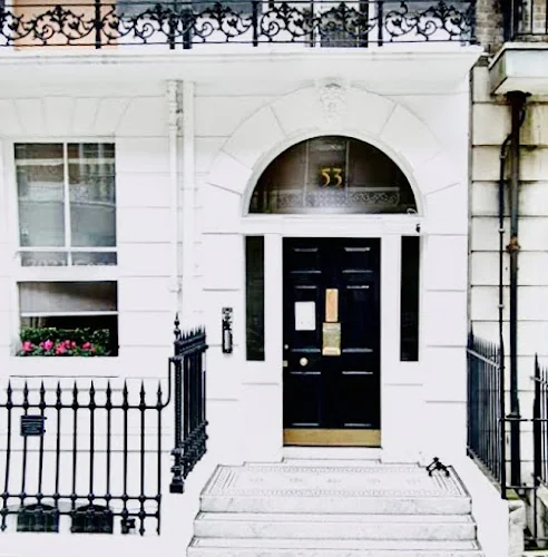 Dr Pippa Saul-Harrah - Cosmetic dentist in London