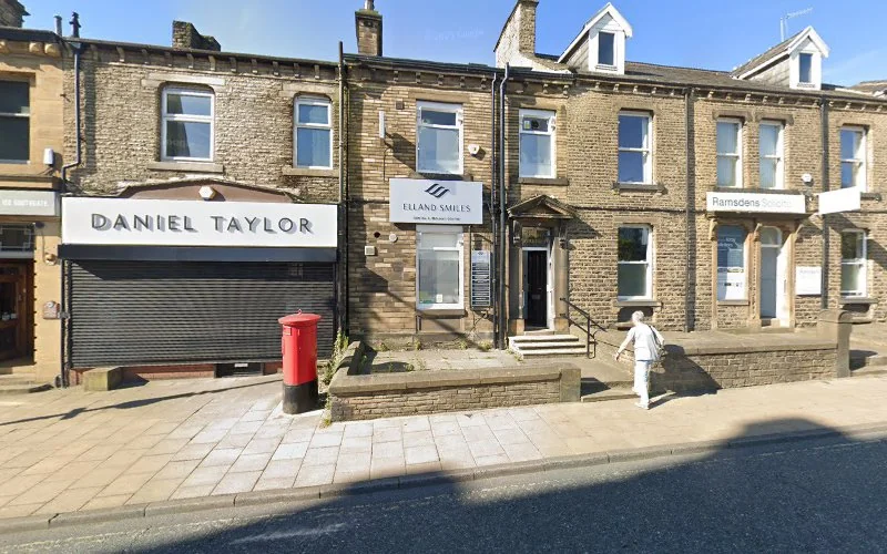 Carr L - Dental clinic in Elland