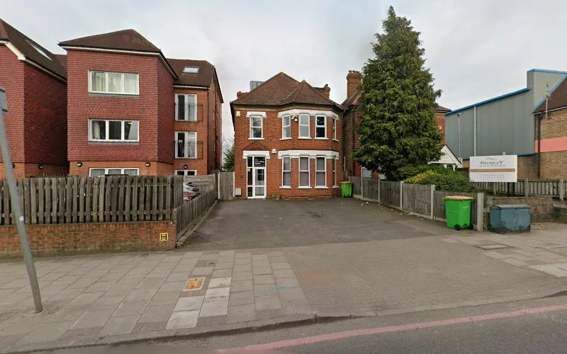 Dr Sana - Cosmetic dentist in Bromley