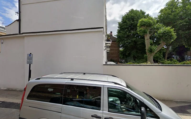 Portelly A M - Dental clinic in London