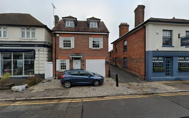 Dr.Komal Suri - Creating Smiles - Dentist in Amersham