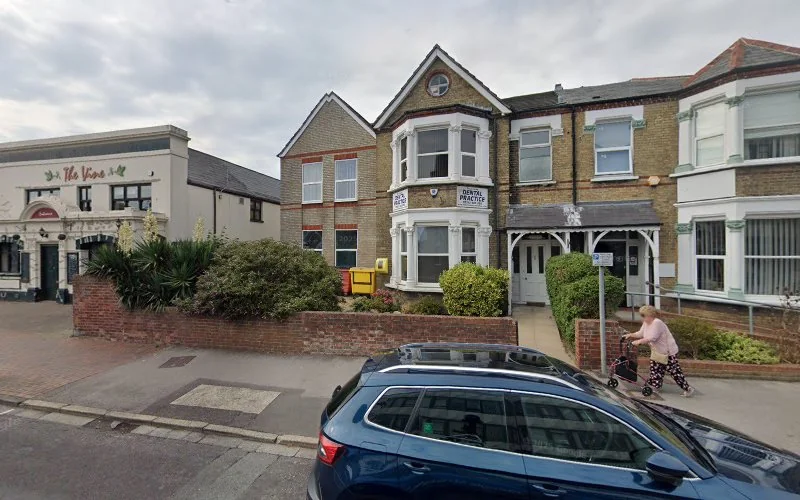 Dr George Zardavas - Dental clinic in Gosport