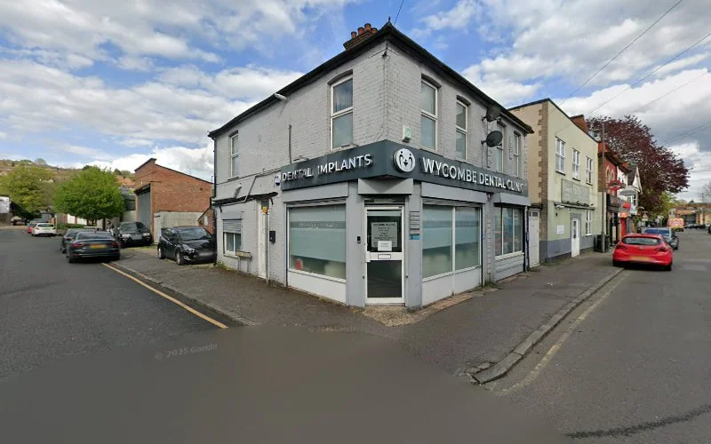 Ali Naveda Zaitoon - Dentist in High Wycombe