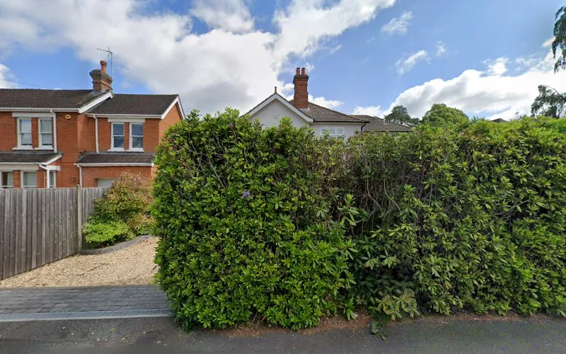 R L Ceramics - Dental clinic in Fleet