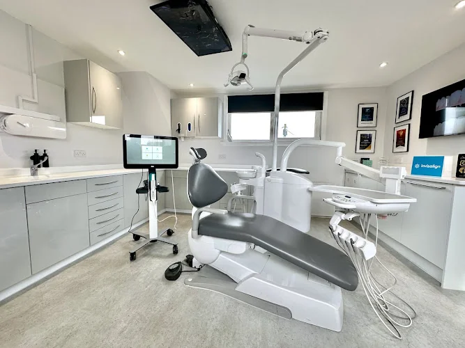 Dr Amir Nazim - Aesthetic Dentistry - Cosmetic dentist in Prestwick