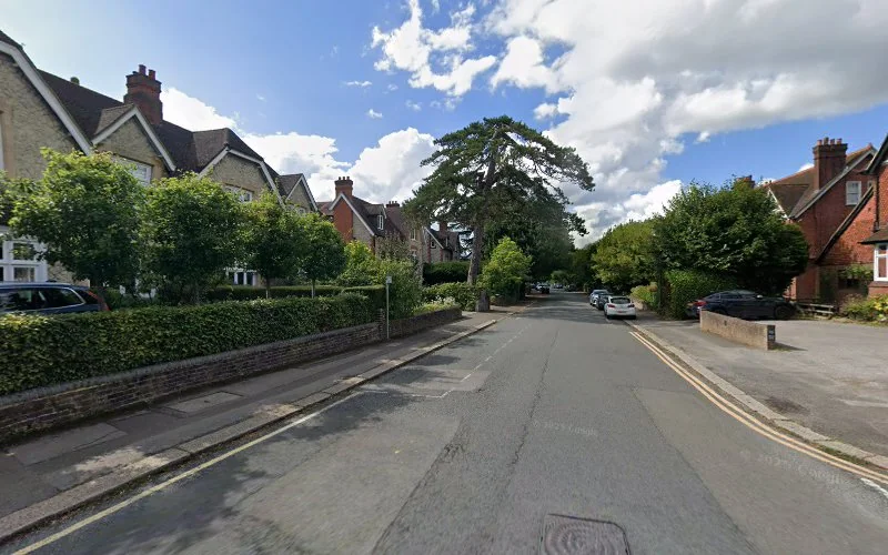 Dr. Issy Dental and Facial Aesthetics - Cosmetic dentist in Reigate