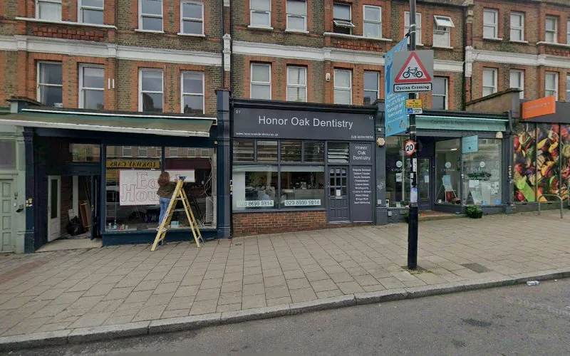 Zainab Alsafi - Dentist in London