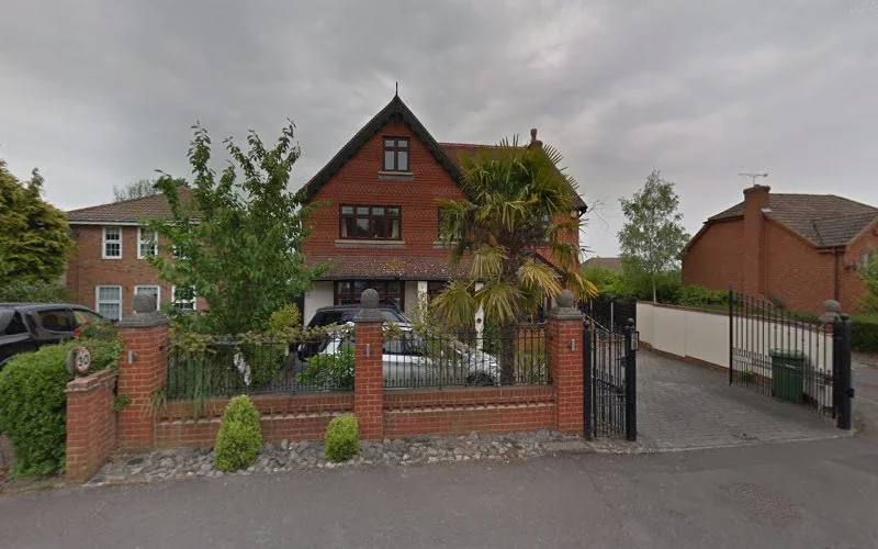 Lloyd J - Dental clinic in Longfield