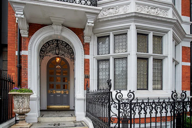 Bryer Wallace, Knightsbridge - Dentist in London