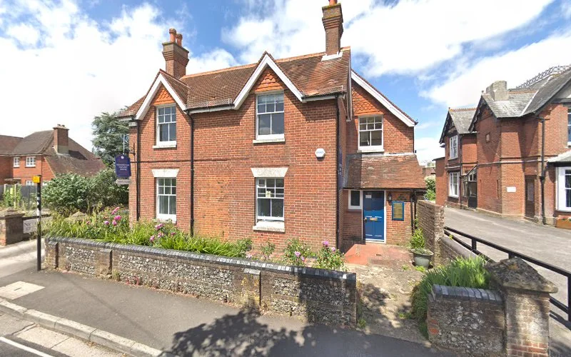 Dentist Hyo Sang Rhee - Dentist in Basingstoke