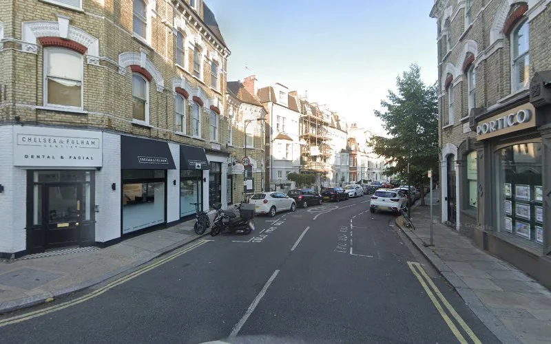 Dr Shiraz Khan - Cosmetic dentist in London