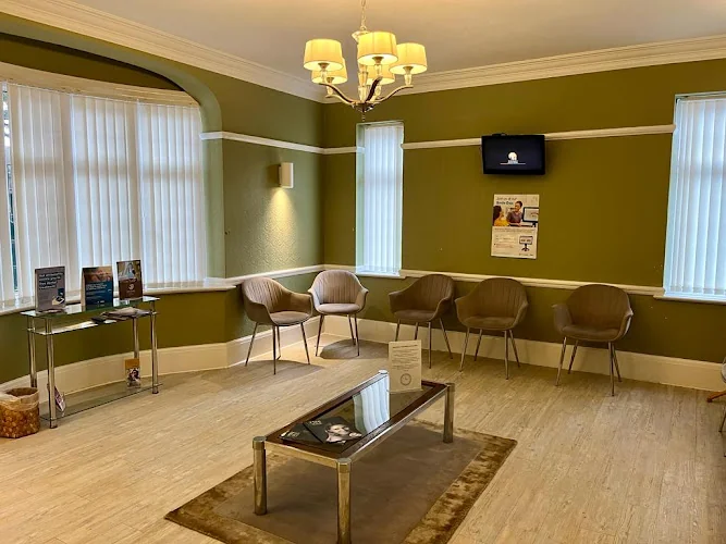 Holmoak Dental Practice & Chiropractic Clinic - Dental clinic in Bournemouth