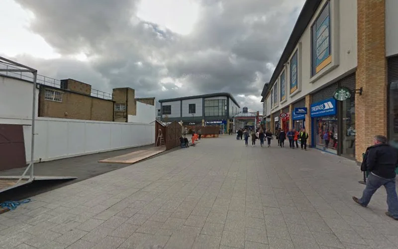 Dr Dr Anurag Sood - Queensmead Dental Practice - Dental clinic in Farnborough